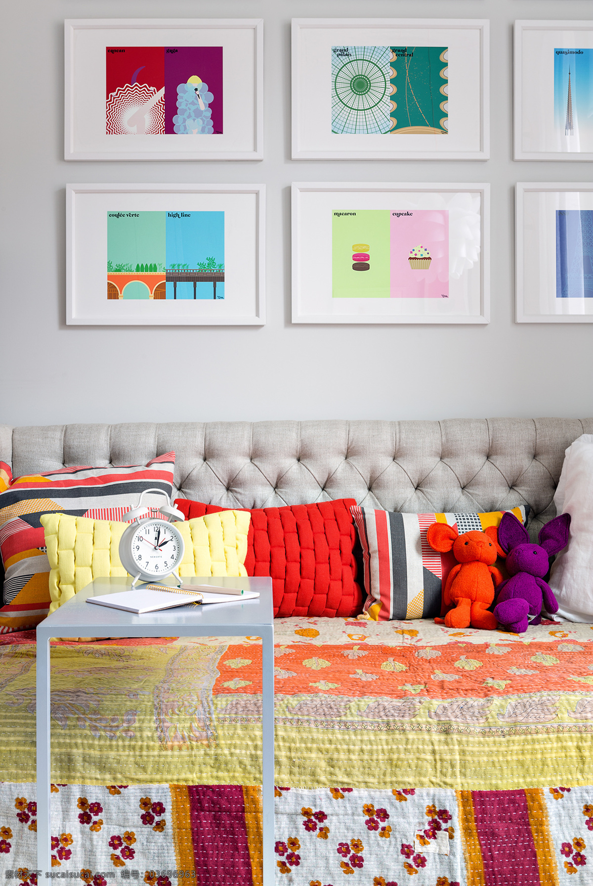 彩色 温馨 舒适 室内设计 效果图 抱枕 客厅 装修 六联挂画 色彩 沙发 玩具 五颜六色 印花 钟表