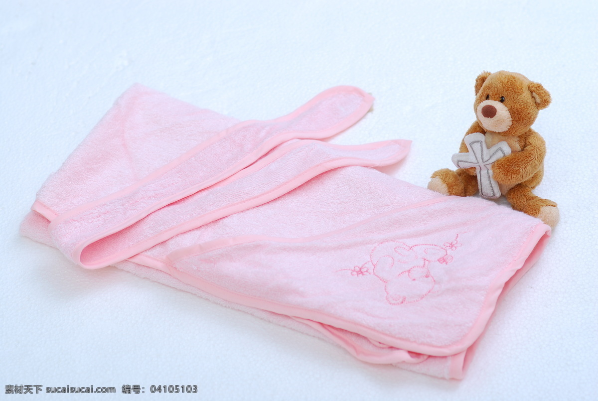 干净 家居生活 毛巾 清洁 生活百科 浴巾 浴袍 粉色 小 粉色小浴巾 小熊玩具 psd源文件