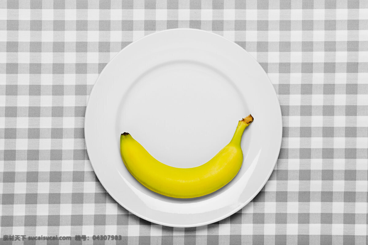 盘子 里 新鲜 亮 黄色 香蕉 高清 大图 餐具 碟子 水果 食物 亮黄色 台布 方格 黑白 颜色对比 色差 差异 图像 相片 照片 照相 人物图库 高清大图 酒类图片 餐饮美食