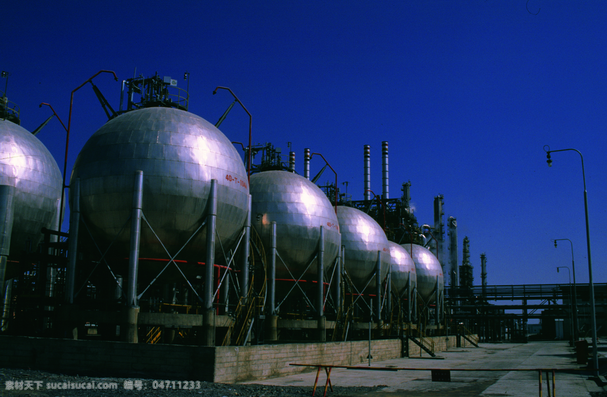 石油天然气罐 石油罐 天然气罐 圆罐 蓝天 球体罐 能源 工业生产 现代科技