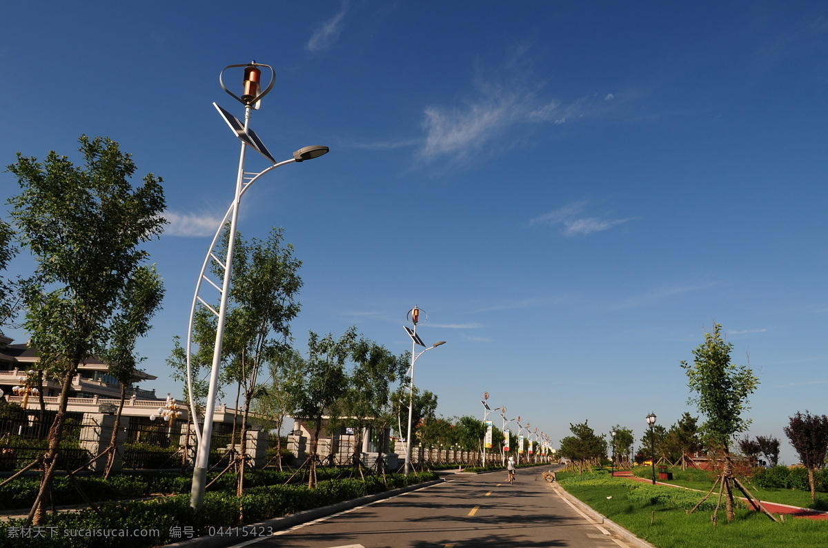 阳光小路 阳光 小路 路灯 蓝天 白云 草地 自然景观 自然风景