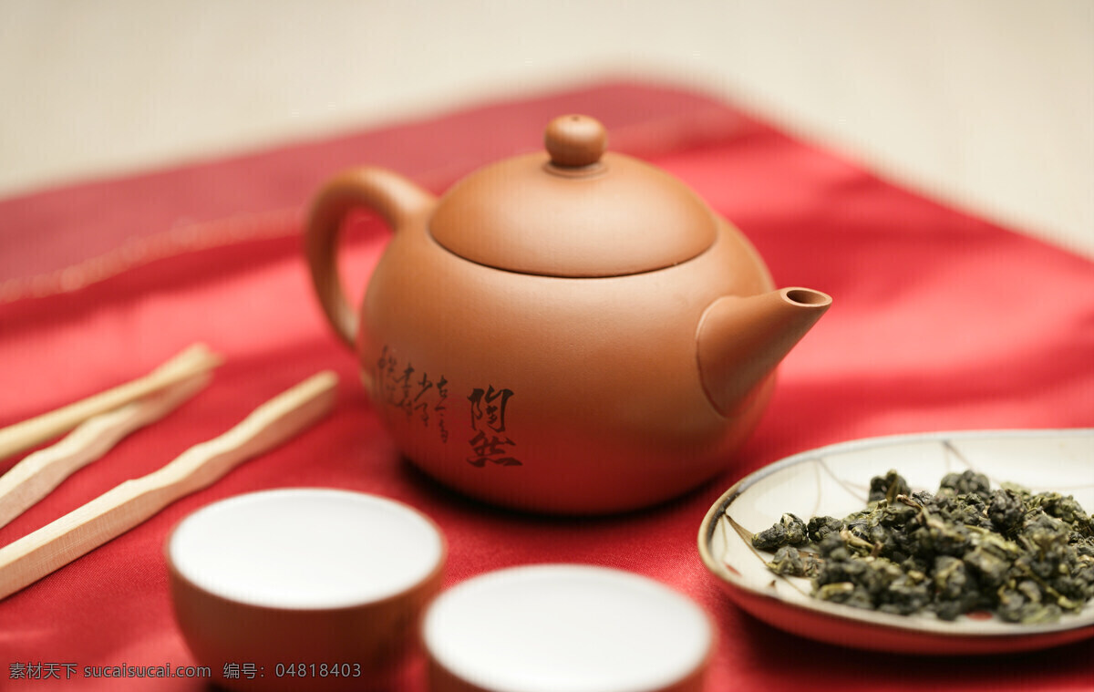 泡茶 引茶 乌龙茶茶叶 乌龙茶 茶叶 红桌布 茶壶 茶杯 饮茶文化 饮料酒水 餐饮美食