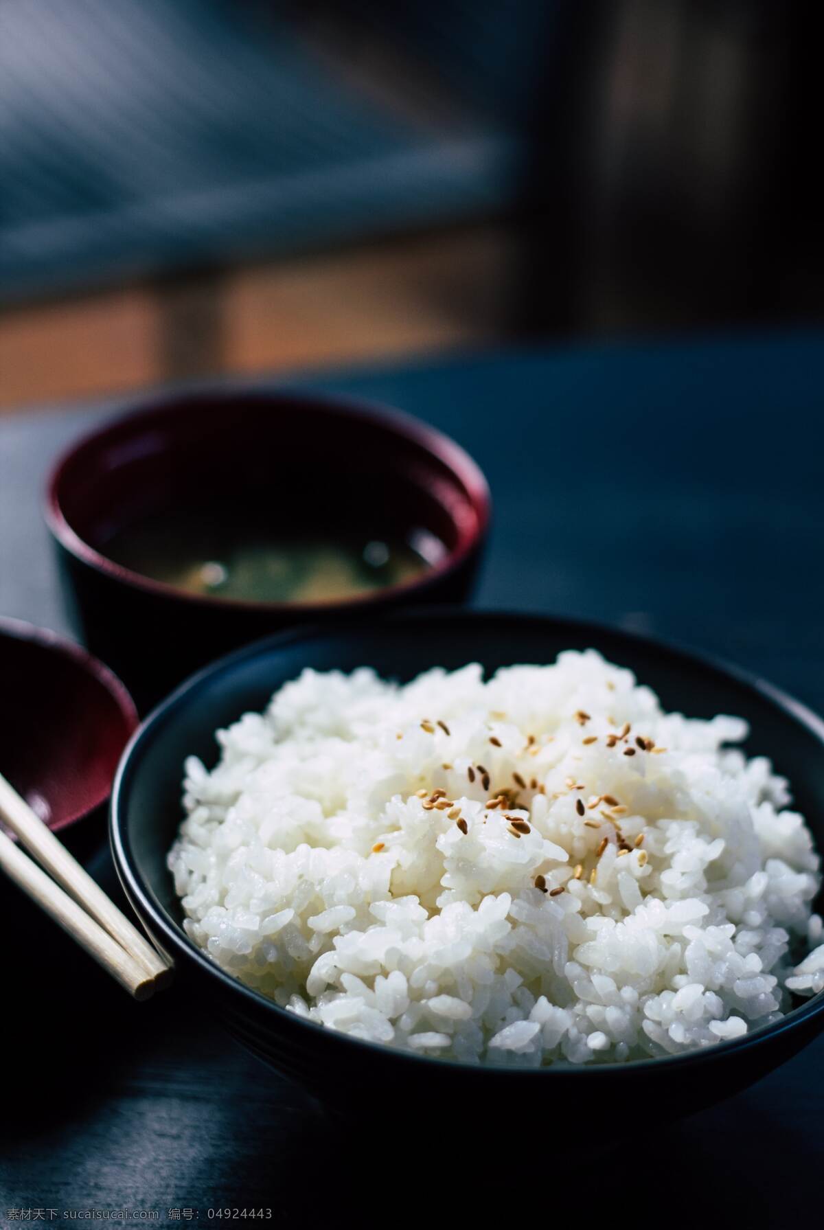 定食米饭 米饭 酱料 菜汤 筷子 瓷碗 桌子 美食 好吃的 节省 浪费 免费 高清 背景素材 背景 生活素材 生活百科