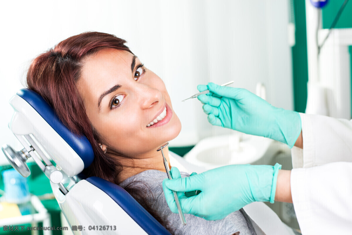做 牙齿矫正 女人 美女 牙科手术 牙齿美白 洁白牙齿 健康牙齿 笑容 保护牙齿 牙科 医疗护理 现代科技
