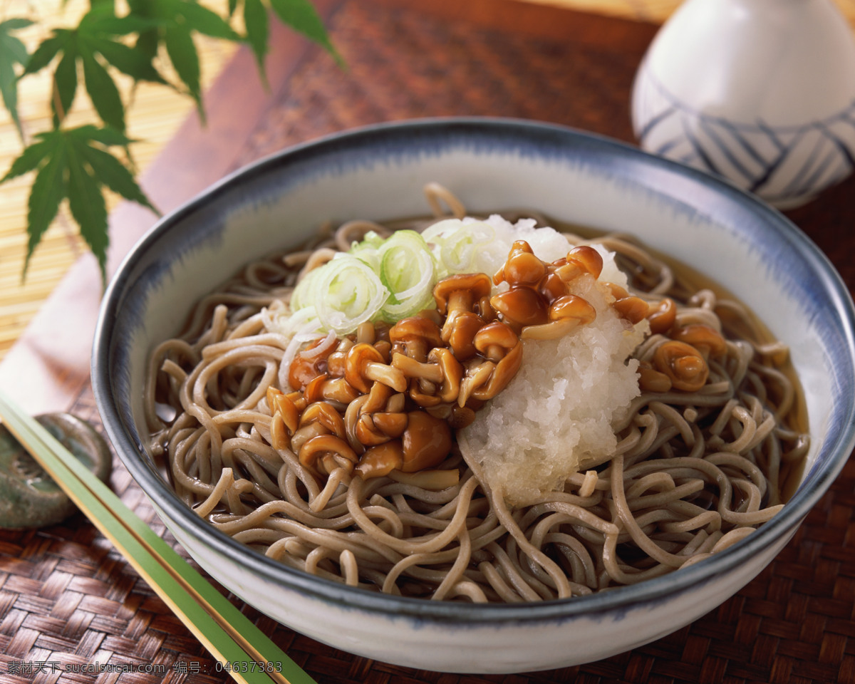 一碗荞麦面 瓷碗 荞麦面 香菇 配菜 竹筷 绿叶 餐饮美食 摄影图库