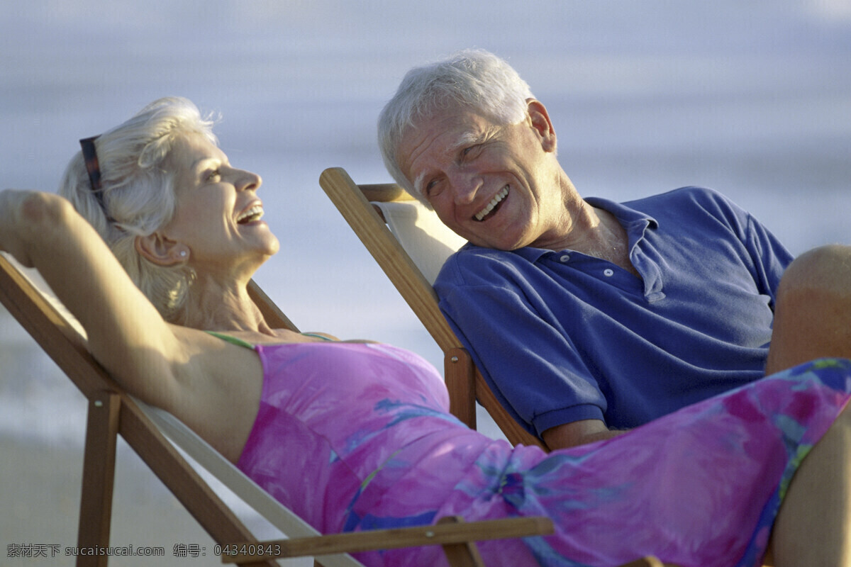 海边 晒太阳 老年 夫妻 海边人物 沙滩 海滩 外国男性 男人 女性 女人 外国夫妻 夫妇 老年人 老年夫妇 生活人物 人物图片