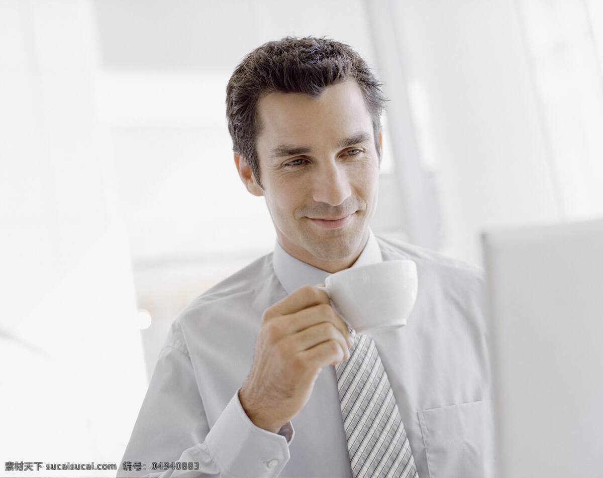 国外 商务办公 男士 喝咖啡 白衬衣 办公室 工作 喝水 喝 咖啡 看 电脑 喝水办公 端咖啡 端茶 端水 微笑 商务人士 人物图片