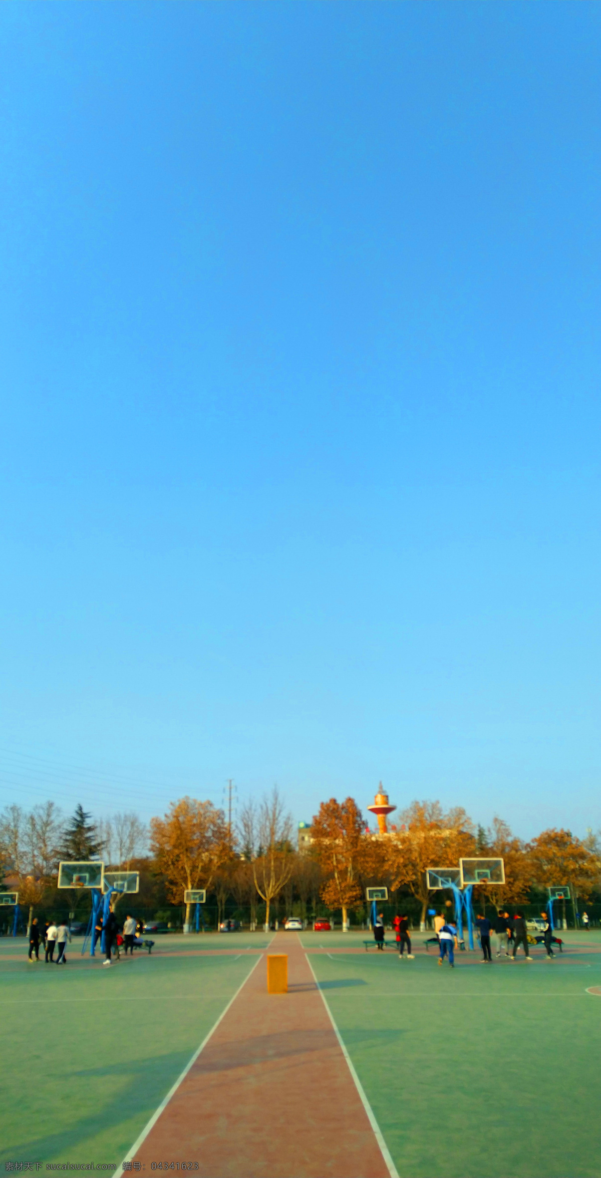 蓝天 下 篮球场 操场 夕阳 高楼 天空 树木 运动 体育 激情 建筑景观 文化艺术 体育运动