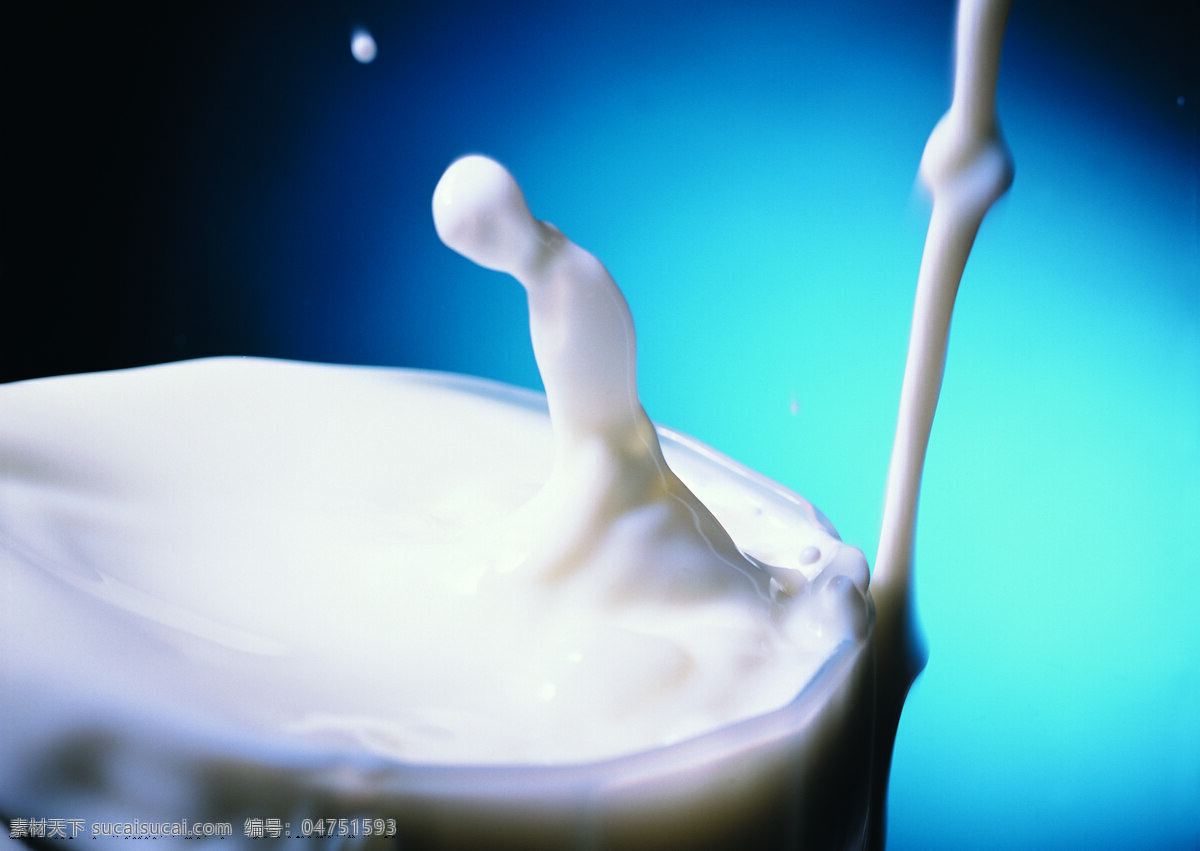 一杯 洁白 牛奶 纯牛奶 白色 倒牛奶 溅起 玻璃杯 营养 健康 高清图片 酒类图片 餐饮美食