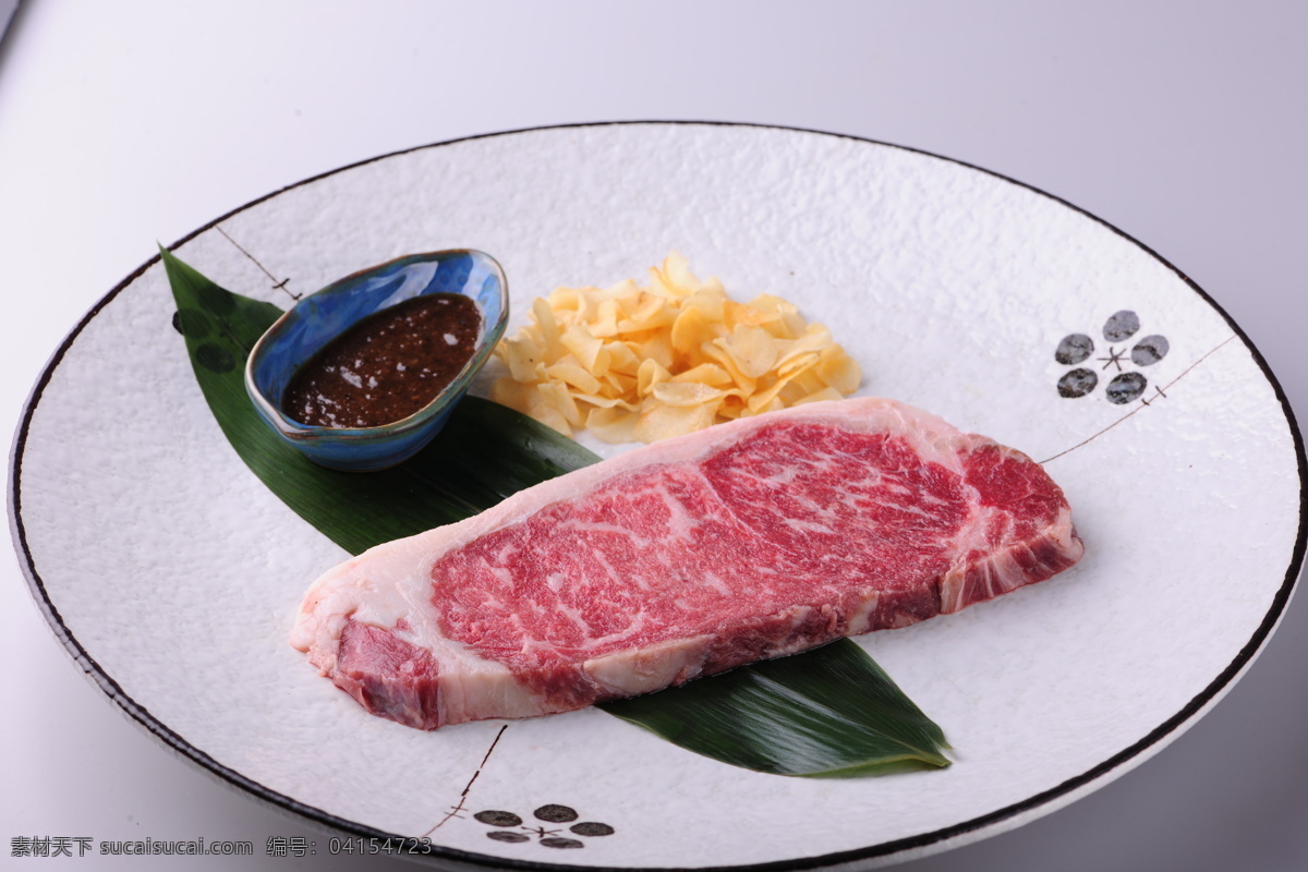 新鲜牛肉 牛排 牛扒 带骨牛排 牛肉 生牛肉 日本料理 日式牛肉 菲力牛排 清酒 日式菜品 牛排摄影 美食 餐饮美食 西餐美食