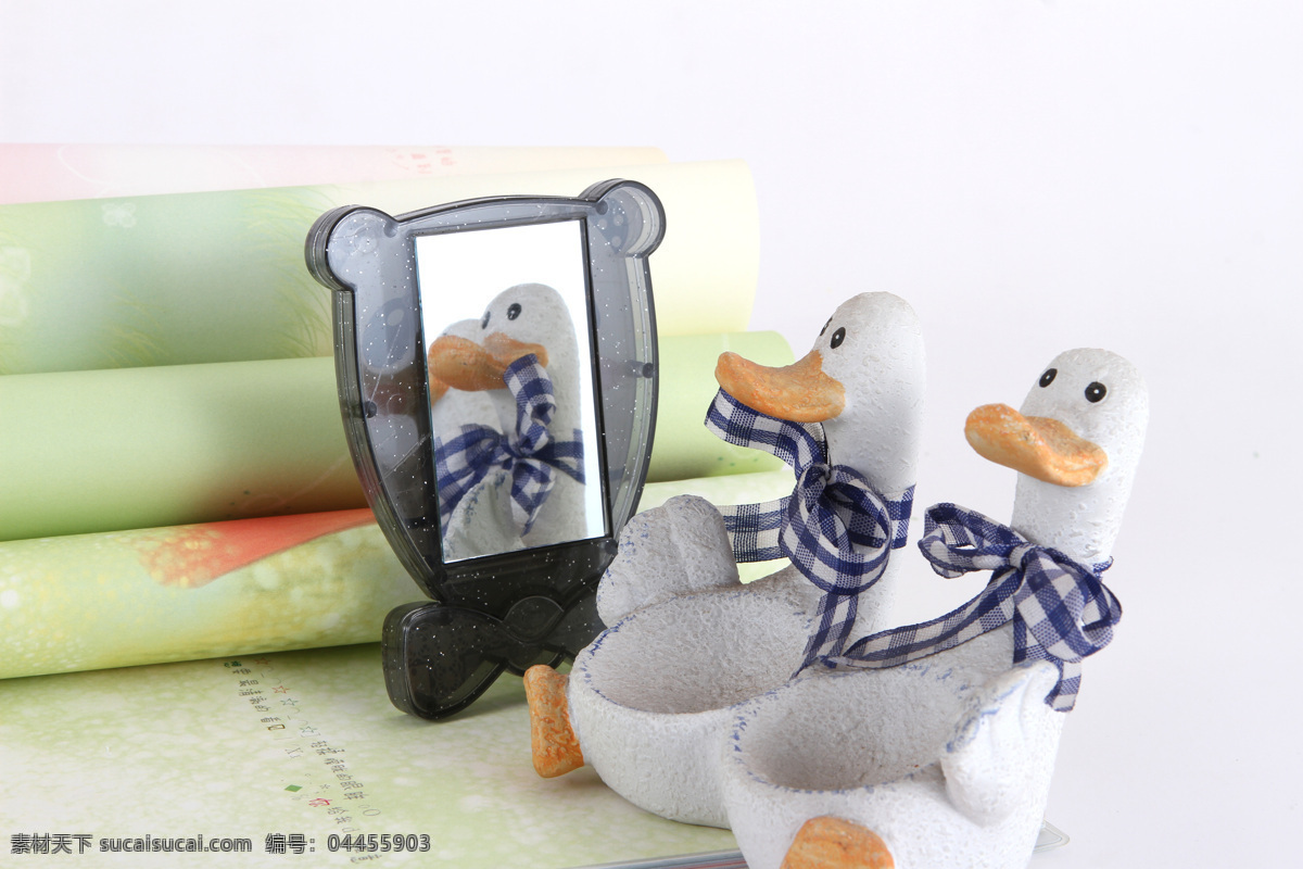 镜子 里 丑小鸭 领带 生活百科 书本 玩具 鸭子 psd源文件