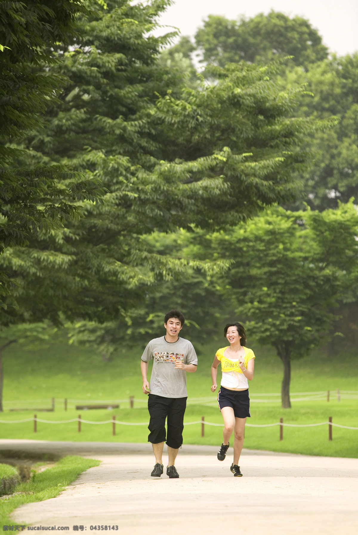 正在 慢跑 男女 户外 户外运动 女孩 男孩 漂亮 美丽 健身 好身材 草地 公园 跑步 锻炼身体 生活人物 人物图片