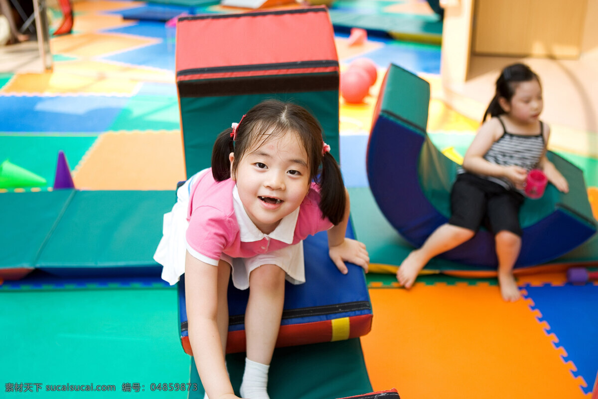 玩耍 小女孩 欢笑童年 可爱 儿童 孩子 小朋友 幼儿园 儿童教育 儿童图片 人物图片