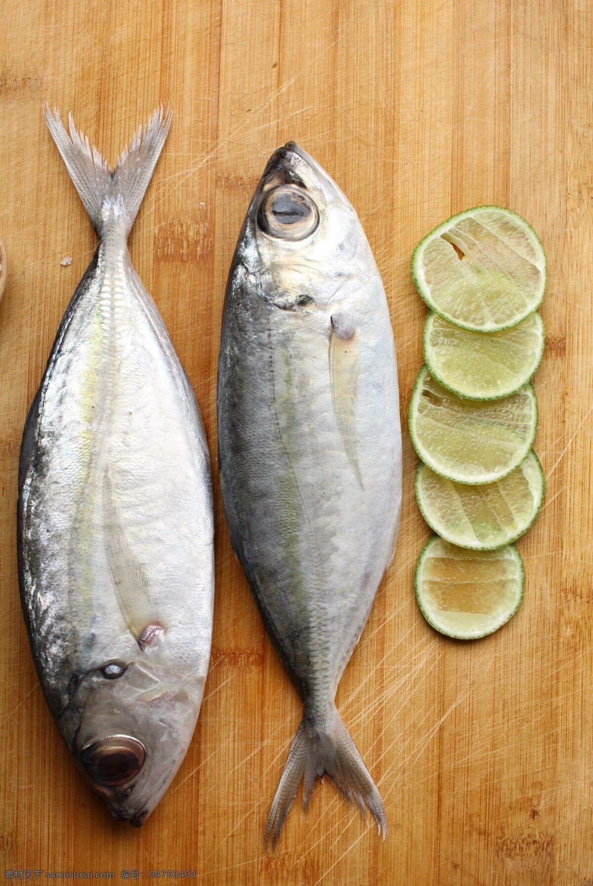 木板 上 海鱼 海底鱼类动物 海洋生物 鱼类动物 鱼类 香料 食物原料 食材原料 餐饮美食