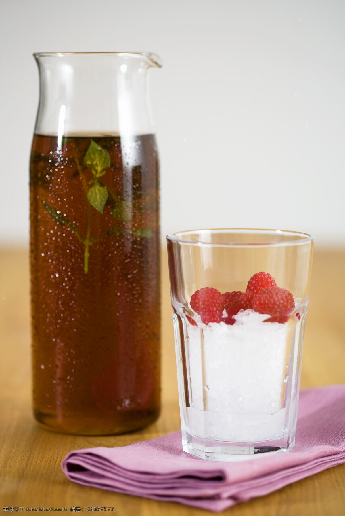 酸梅汁 酸梅 玻璃杯 冰块 红梅 品茶 红茶 茶文化 茶杯垫 木桌 健康生活 健康饮食 饮品 饮料酒水 餐饮美食