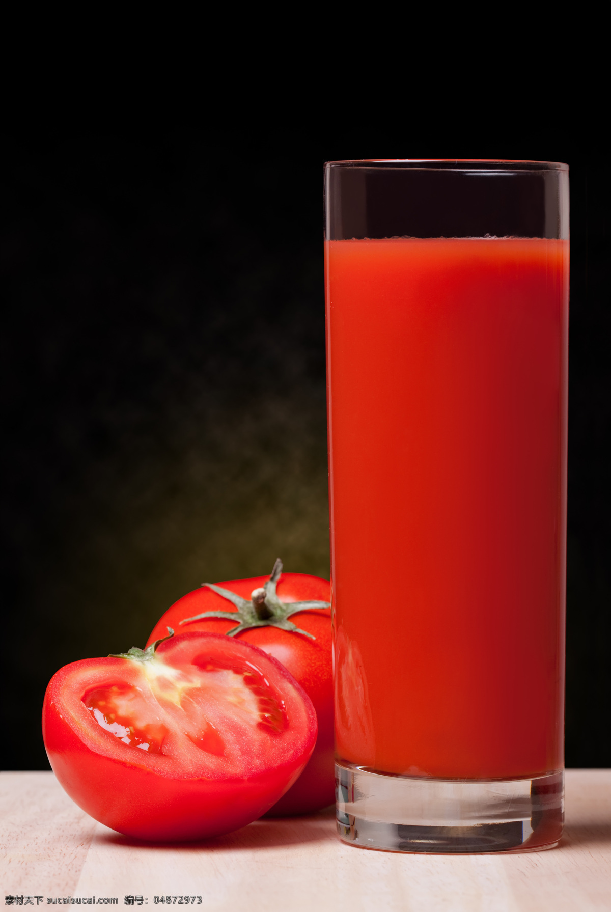 一杯 果汁 旁 西红柿 一个半 一半西红柿 切开 一杯果汁 西红柿汁 杯子 透明杯子 盛有 红色果汁 高清图片 蔬菜图片 餐饮美食