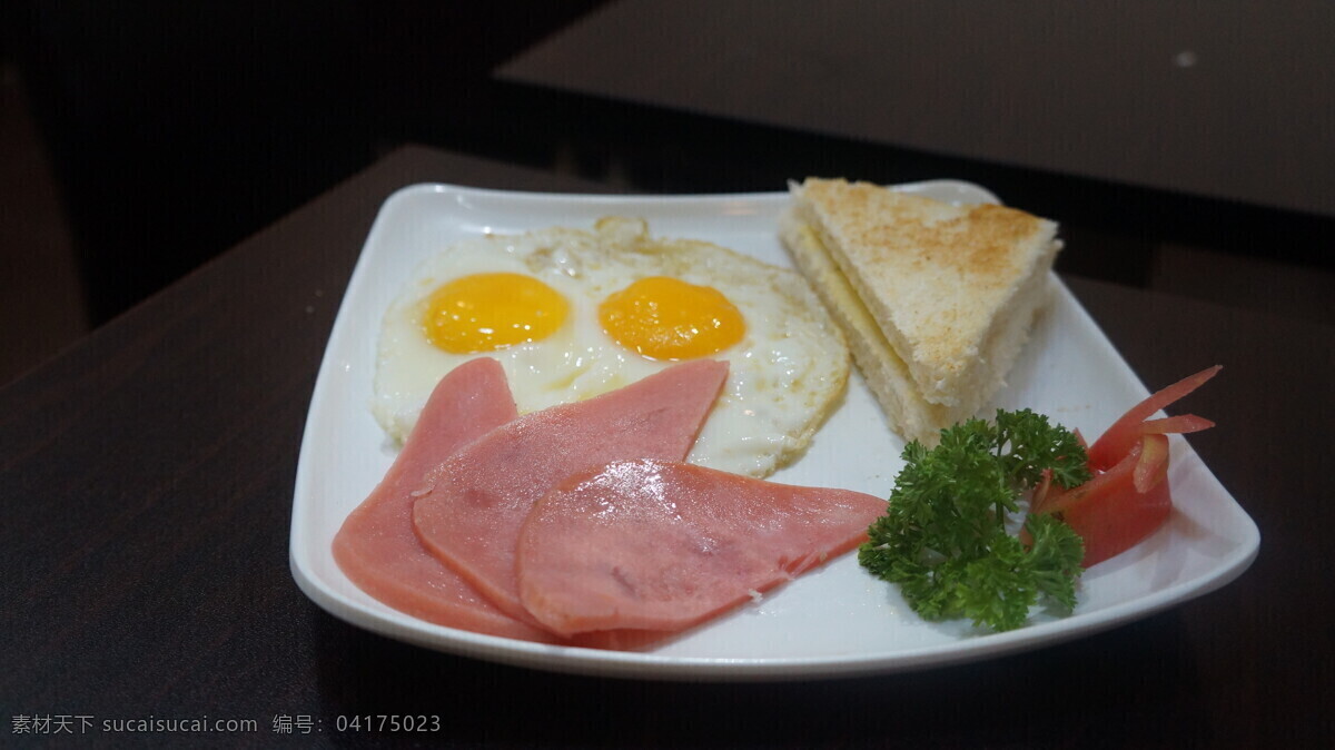 火腿 双 蛋 拼 多士 火腿拼多士 香肠双蛋饭 香肠煎双蛋饭 香肠煎鸡蛋 双蛋拼多士 饭 碟头饭 盖浇饭 中式快餐 主食 广东 香港 港式 茶餐厅 美食摄影 餐饮美食 西餐美食