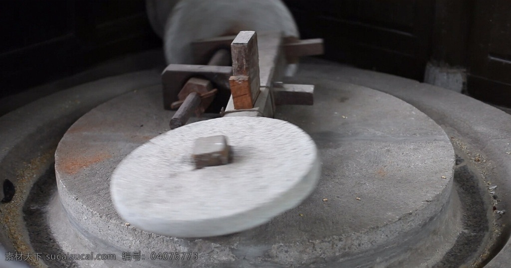 滚动的石磨 滚动 石磨 研磨 古老 年份 简陋 转动 反复 磨具 磨石 磨粉 工具 生活 视频 行为 实拍视频 多媒体 mov