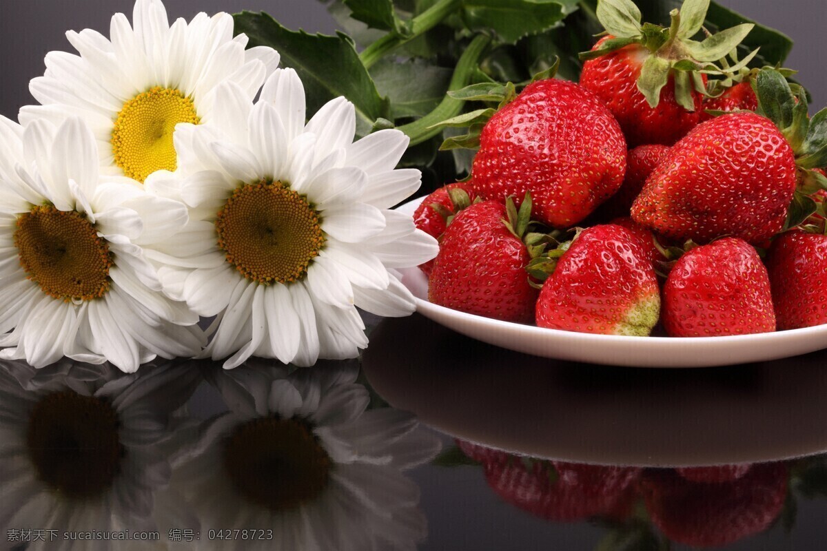 草莓图片 草莓 香味 果香 果实 草莓叶 草莓汁 喜光照 热带 解暑 止渴 津甜 酸甜 香甜 红色水果 生物世界 水果