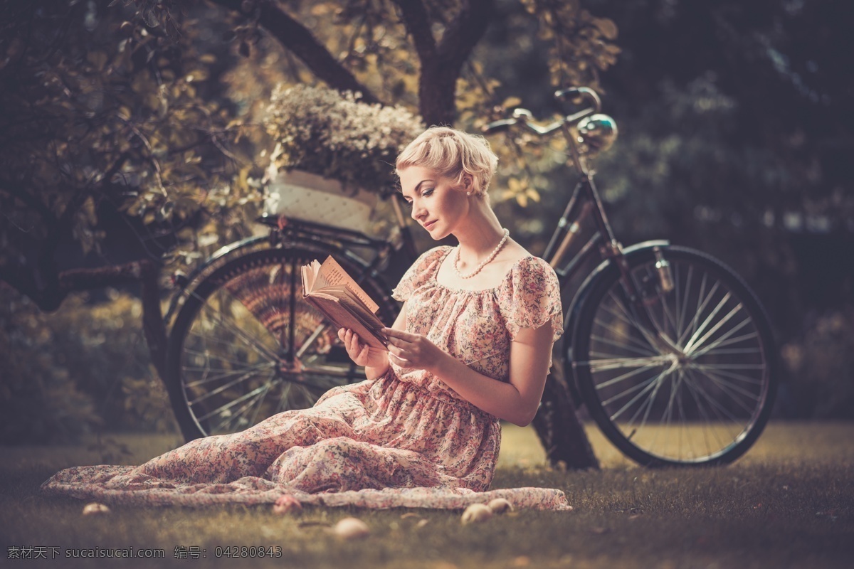 树下 草地 上 看书 美女 自行车 女人 女性 人物 美女图片 人物图片