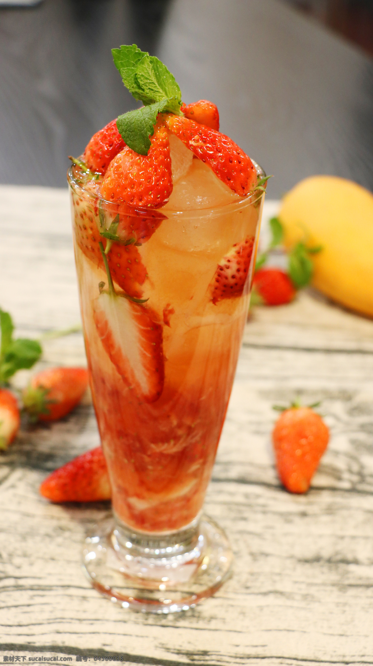 霸气草莓 草莓汁 草莓茶饮 茶饮 果汁 草莓饮品 餐饮美食 饮料酒水