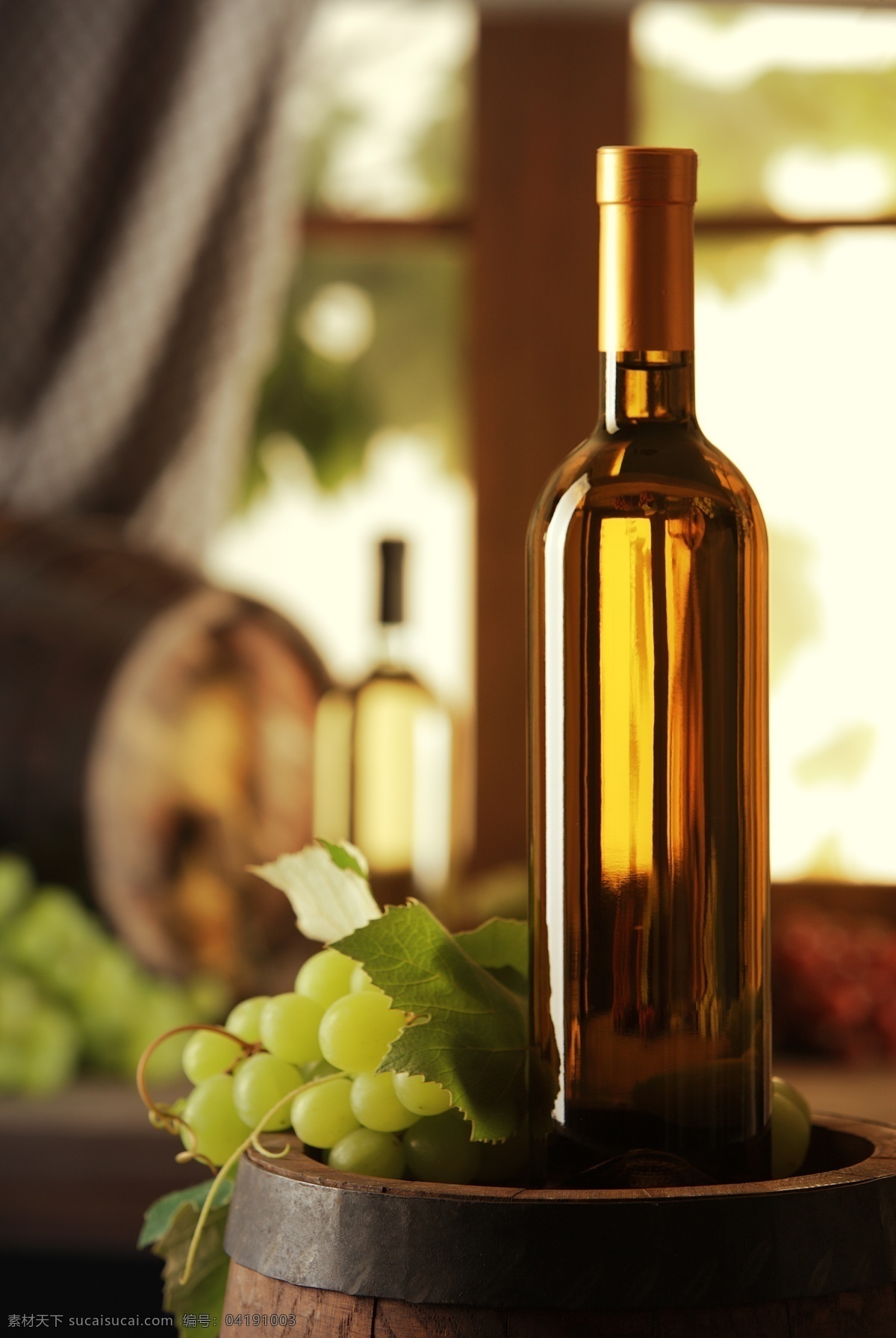 葡萄 酒桶 上 酒瓶 梦幻背景 葡萄酒 水果 玻璃杯 酒类图片 餐饮美食