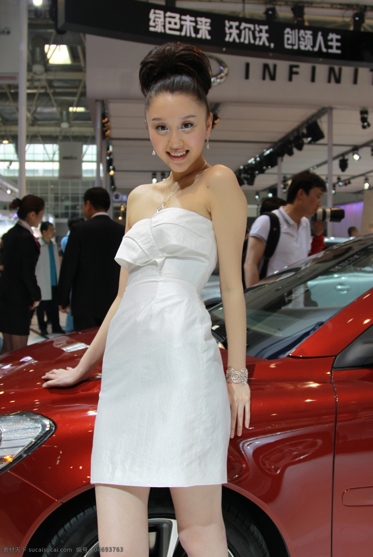香车美女 北京 2010 国际车展 表演 激情 车模 白色礼服 时尚发型 红色轿车 微笑 职业人物 人物图库