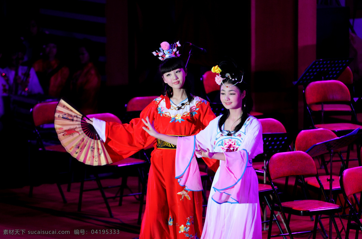 京剧表演 小演员 女演员 扇子 汇报演出 女学生 舞台演出 传统文化 演戏 文化艺术