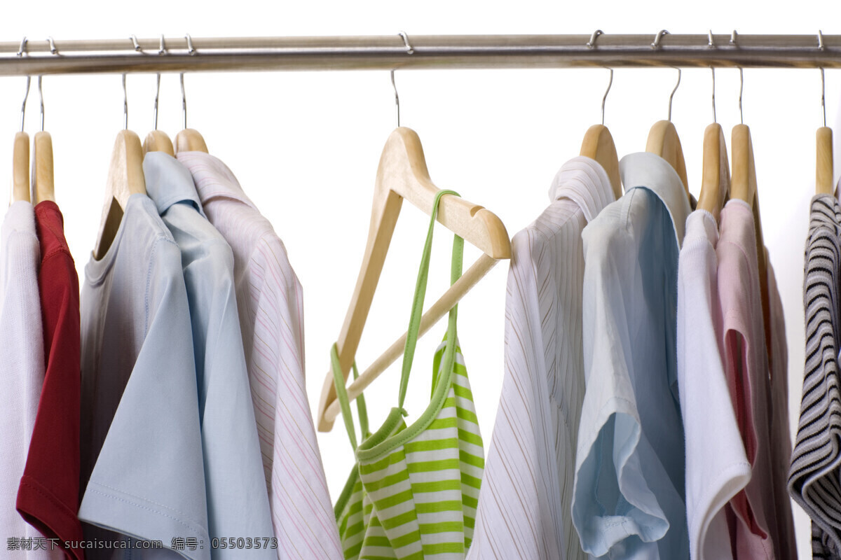 商场 货架 上 衣服 购物 服装店 商品 衣架 摄影图 高清图片 珠宝服饰 生活百科