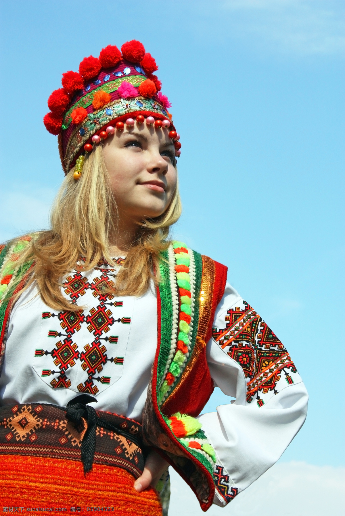 外国 美女 外国美女 蓝天 白云 穿 少数民族 服装 人物摄影 生活人物 人物图片