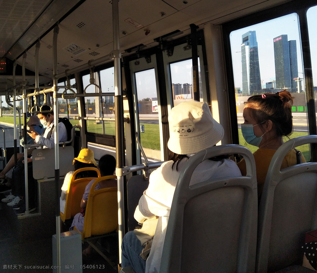 公交车 阳光 透光 乘客 座位 座椅 戴口罩 生活百科 生活素材