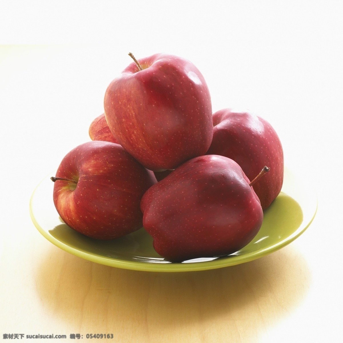 碟子 里 红苹果 盘子 红色 苹果 水果 苹果图片 餐饮美食