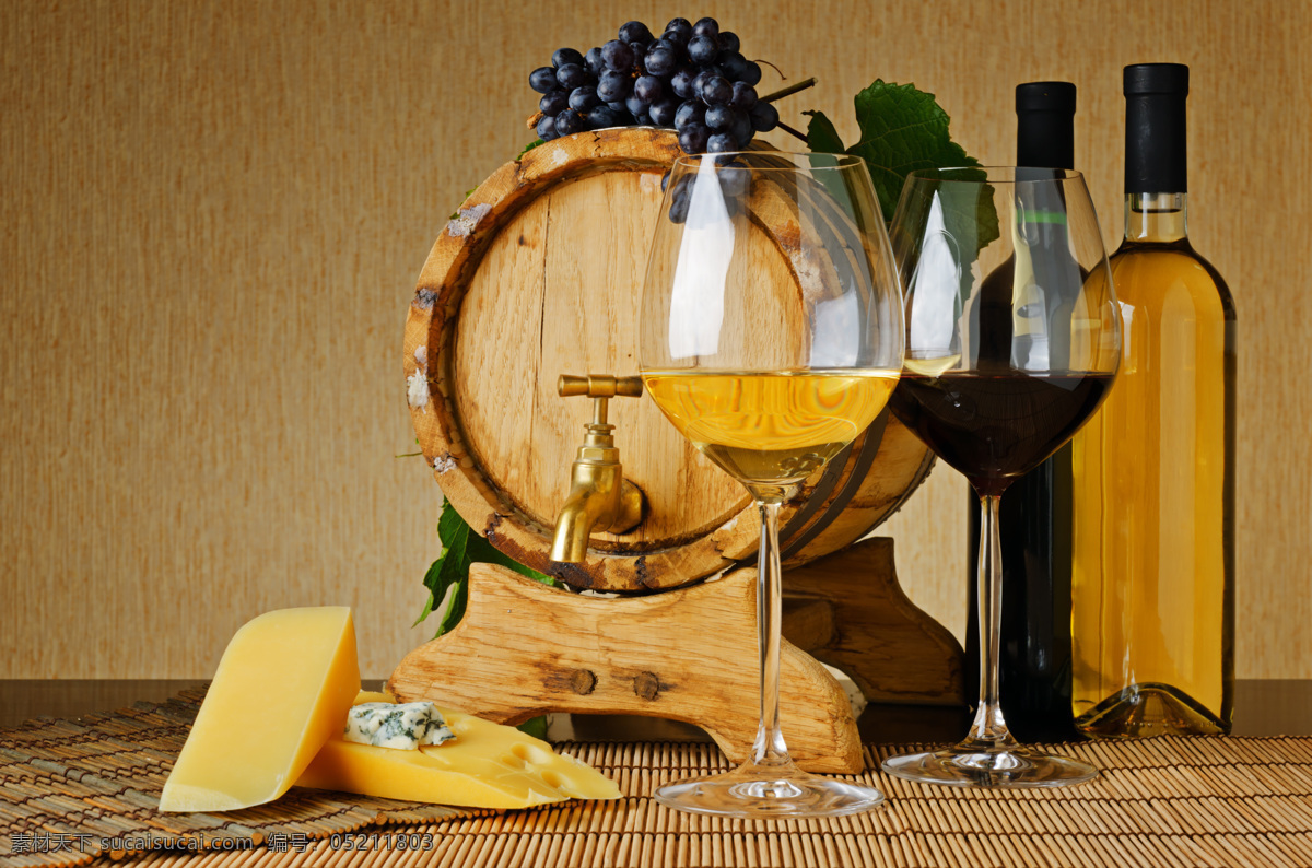 葡萄酒 奶酪 奶酪美酒 面包 葡萄 酒 酒杯 玻璃杯 高脚杯 摄影图 酒类图片 餐饮美食