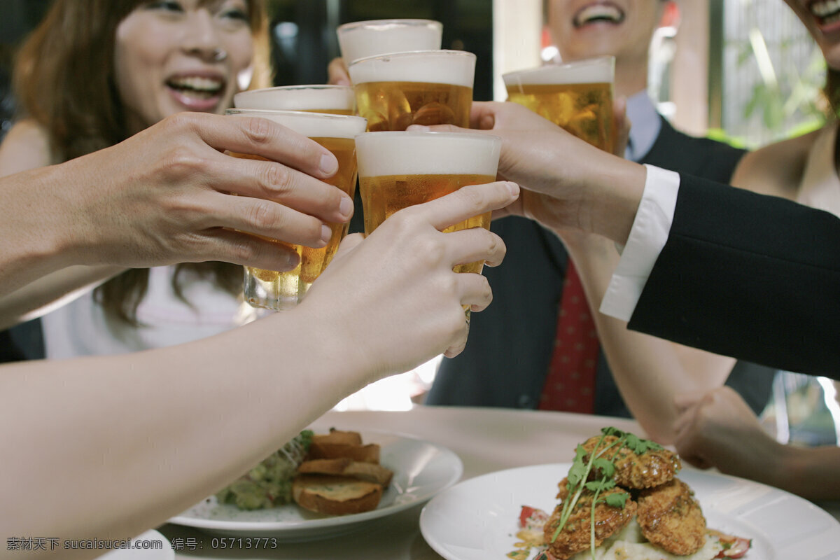 喝 啤酒 人们 时尚青年 有为青年 豪爽 男生 女生 朋友 喝酒 庆祝 干杯 开心聚会 美味食品 摄影图 生活人物 人物图片