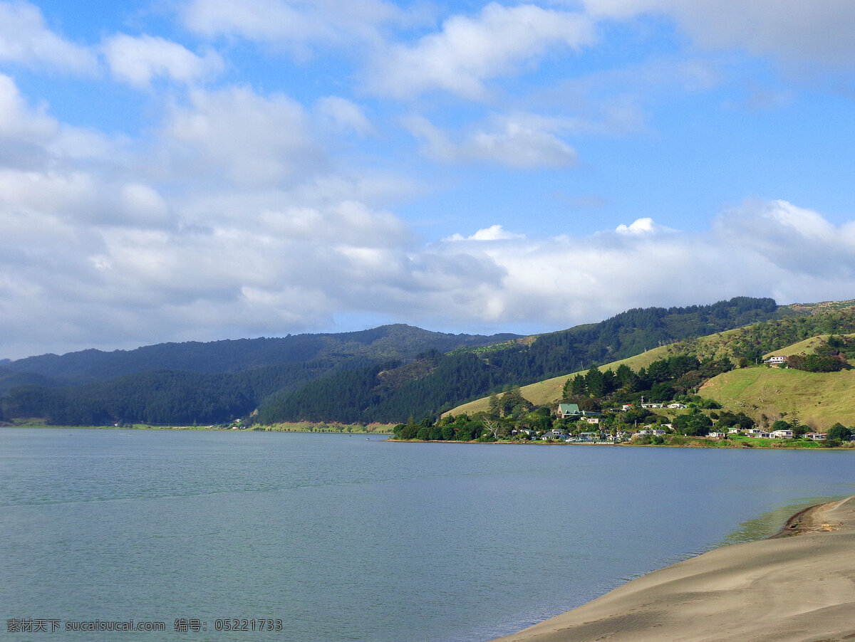 新西兰 海滨 自然风景 蓝天 白云 远山 群山 绿树 绿地 草地 海湾 海水 沙滩 风光 自然景观