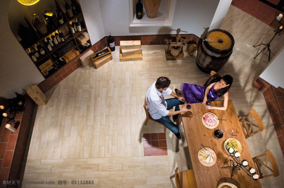 餐具 餐厅 餐椅 餐桌 吃饭 厨房 瓷砖 磁砖 欧式 新 古典 风格 饭厅 仿古砖 铺 贴图 新古典 仿古 地砖 铺贴 应用 椅子 桌子 用餐 浪漫 温馨 花瓶 吊灯 两个人 男人 女人 在一起 情侣 亲密 室内摄影 建筑园林 家居装饰素材