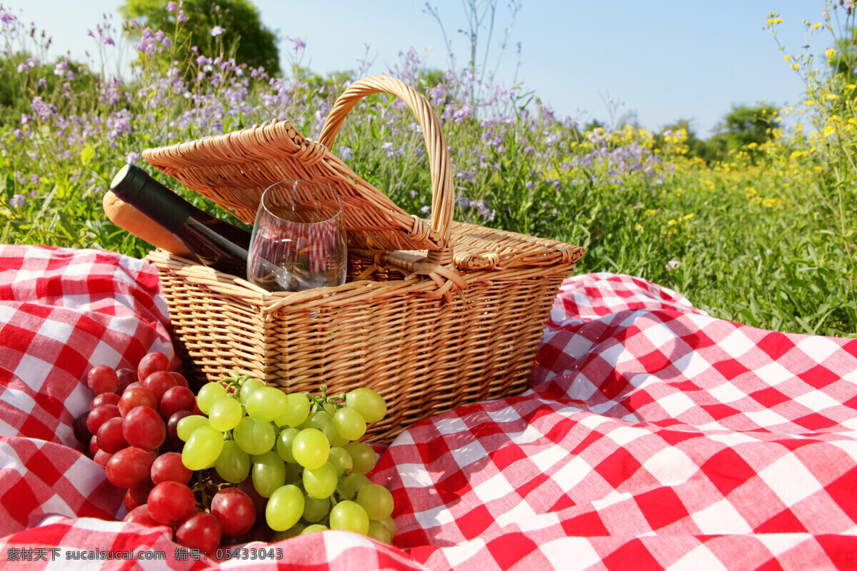 野外 准备 野餐 食物 竹框 酒水 葡萄 苹果 面包 美食摄影 自然风景 自然景观 红色