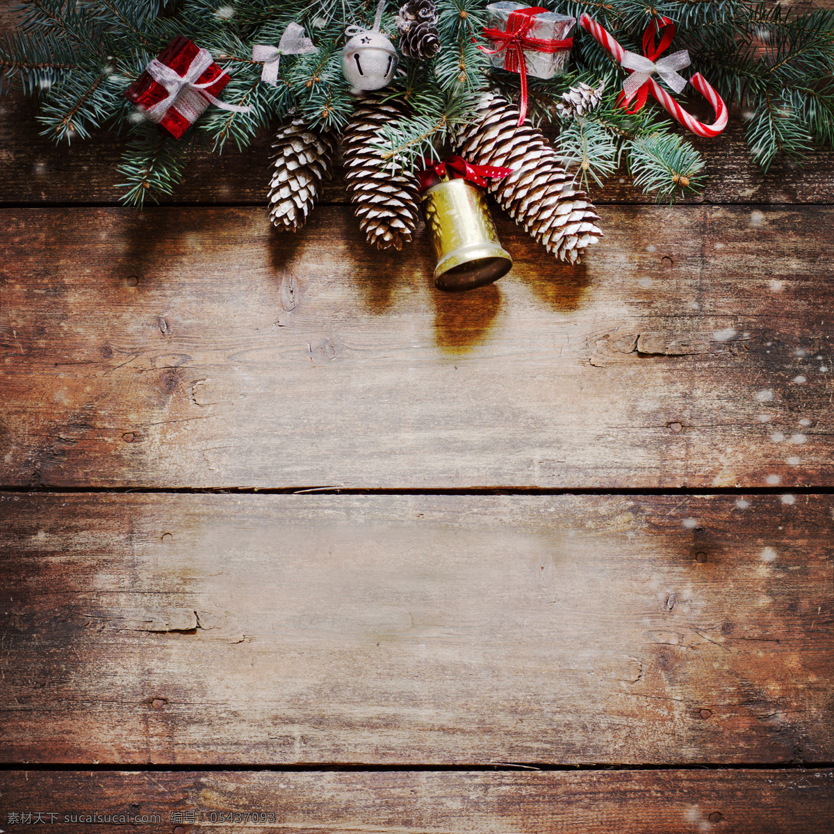 圣诞节 铃铛 木板 背景 木板背景 木纹背景 礼物 礼包 圣诞节饰品 圣诞节背景 节日庆典 生活百科 黑色