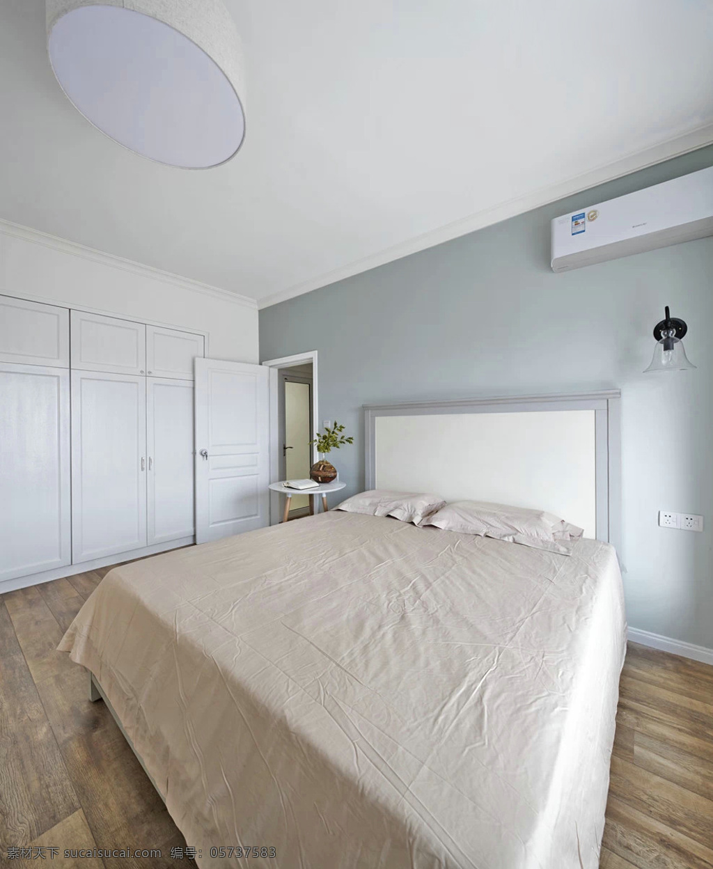 简约 时尚 卧室 床铺 装修 效果图 吸顶灯 灰色墙壁 白色衣柜 入户门 木地板