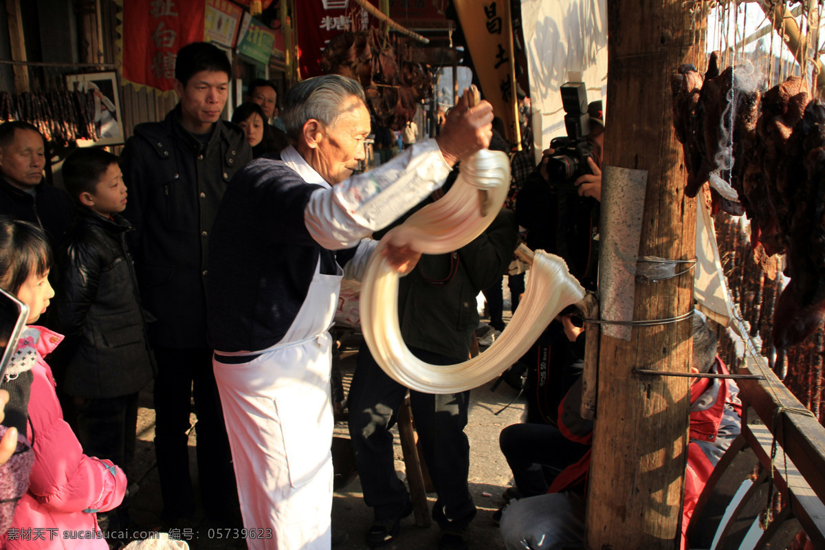 传统食品 古镇 旅游摄影 民俗 年货 人文风景 人文景观 安昌 扯 白糖 酱鸭 腊肠 特产 绍兴 酱排骨 鱼干 街河 历史建筑 扯白糖 游客 psd源文件