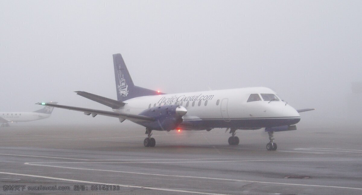 大雾 中 跑道 上 飞机 客机 起飞 航空飞机 交通工具 飞机图片 现代科技