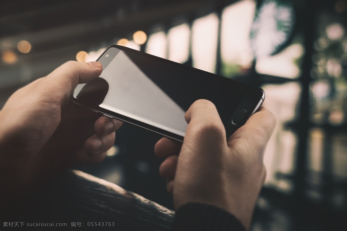 手机 app 场景 样机 拿手机 手机app 手持手机 3c产品 场景样机 上游戏