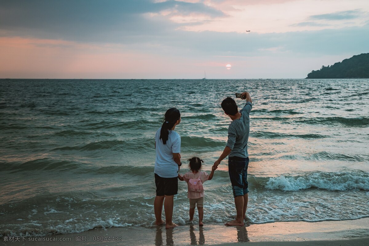 海边 旅游 家庭 家人 岸边 爱 母亲 背影 度假 游客 海 水 放松 游玩 幼童 儿童 日落 人物 人物图库 人物摄影