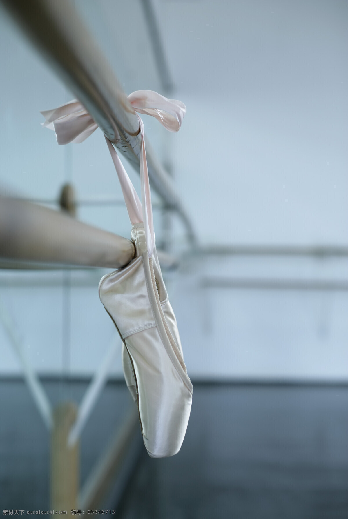 芭蕾 舞鞋 特写 舞蹈 练功房 挂着 鞋带 芭蕾舞 摄影图 素材图库 高清图片 人体器官图 人物图片