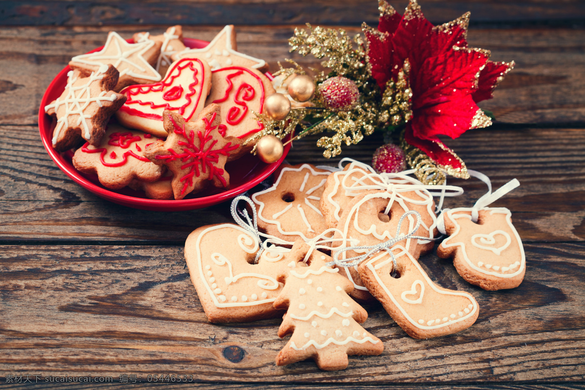 木板 上 美味 饼干 圣诞节 节日 圣诞节食物 姜饼 餐厅美食 节日庆典 生活百科