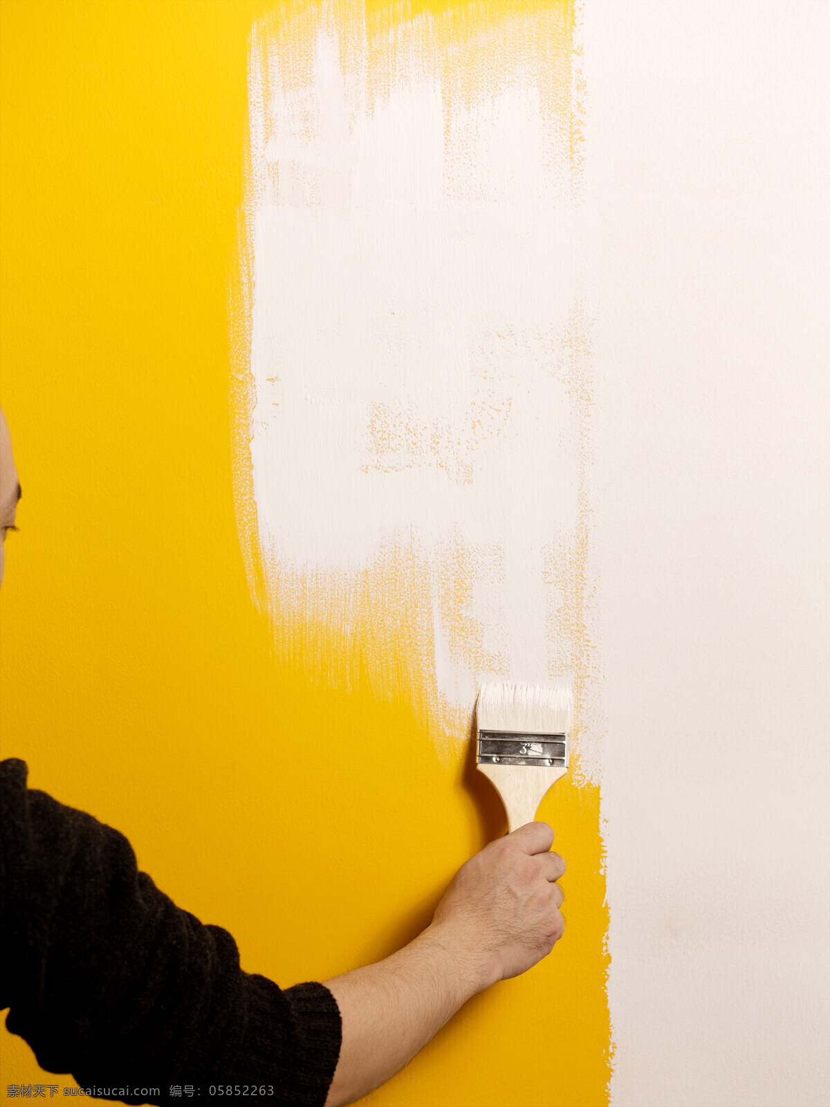 油漆场景 刷漆 刷油漆 油漆 白漆 刷子 黄色墙 装修 室内摄影 建筑园林
