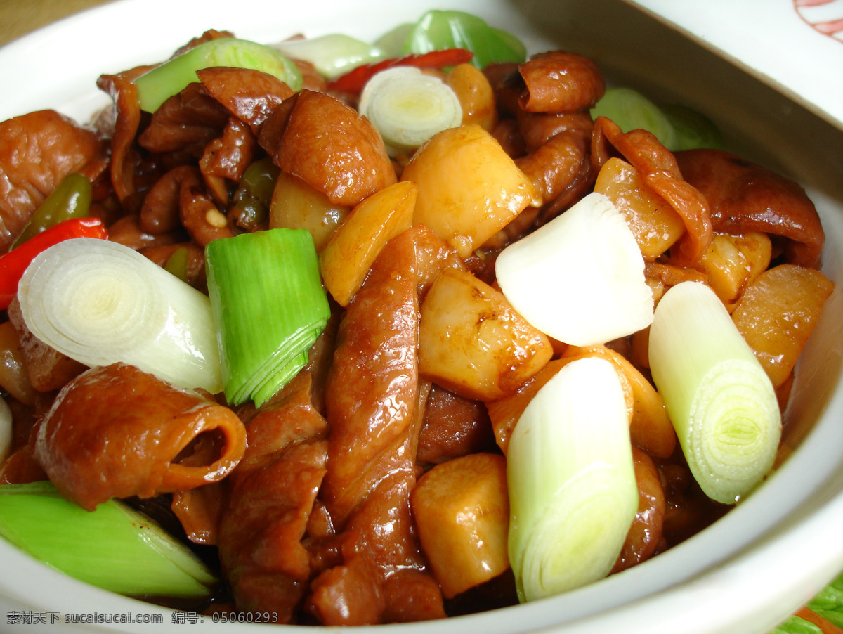 土豆肥肠煲 土豆 蒜苗 肥肠 红辣椒 川菜 肥肠煲 热菜 荤菜 红烧味 菜品 传统美食 餐饮美食