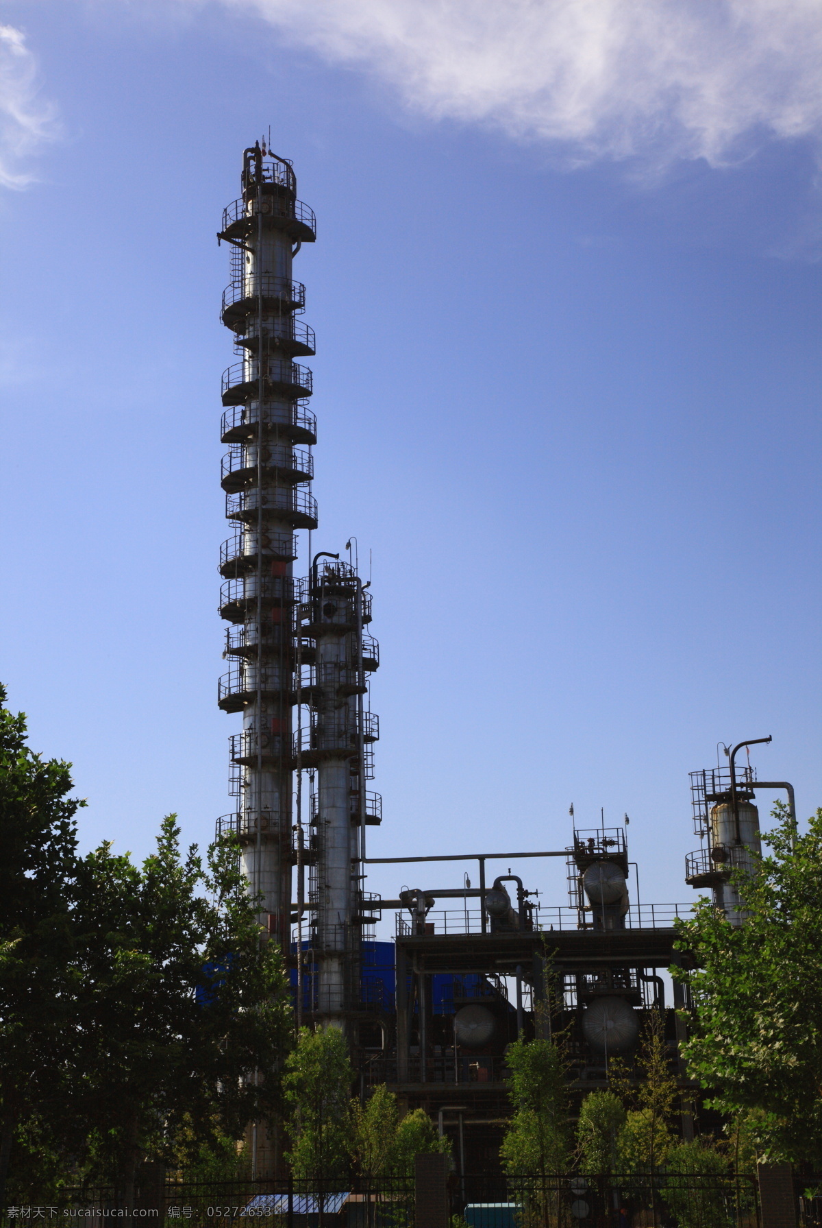 石油 化工厂 白云 工业生产 蓝天 绿树 设备 现代科技 石油化工厂 石油化工 设施 催化裂化装置 矢量图