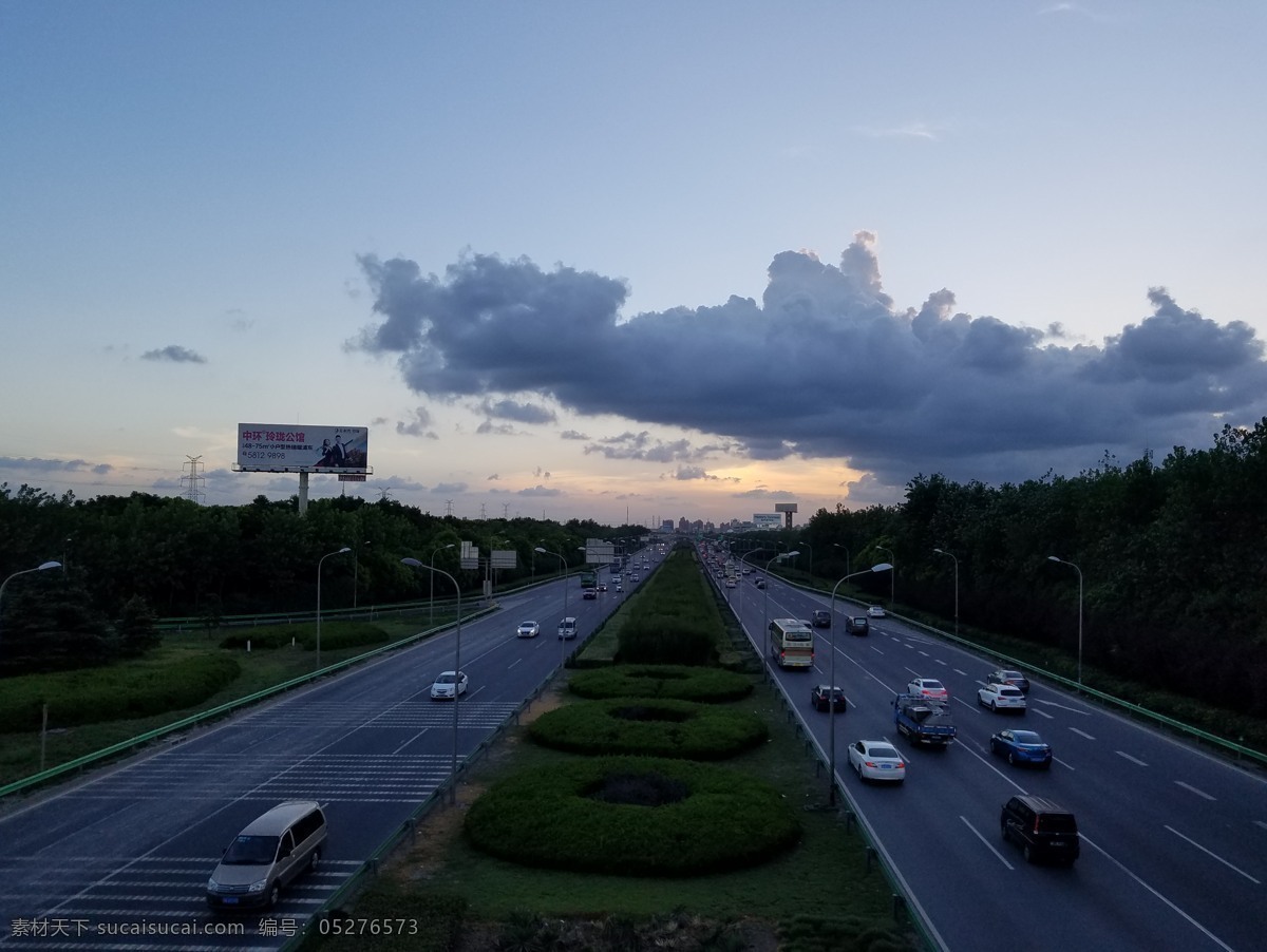 乌云朵 云朵 白云 乌云 云 傍晚 天空 车辆 公路 汽车 高速公路 夕阳西下 自然景观 自然风景