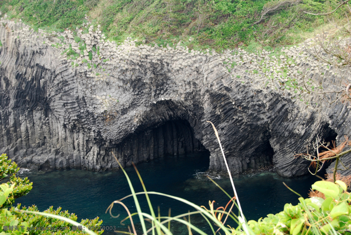 玄武岩洞 旅遊 景觀 景象 生物 山麓 岩層 岩洞 風化 溪流 花草 樹木 樹葉 陽光 旅游摄影